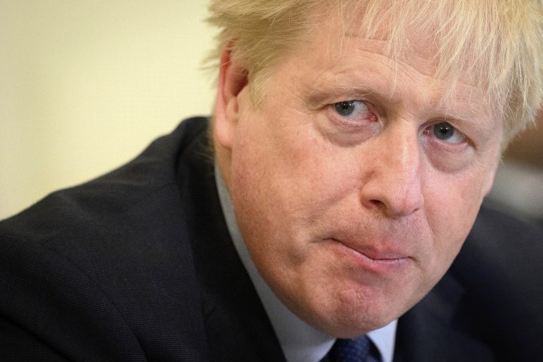 Boris Johnson újabb méregdrága fegyvereket küld Ukrajnának, amit később bármikor szétlőhetnek az oroszok