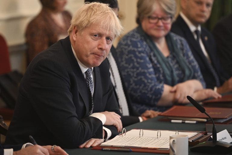 Kínos a helyzet, újabb két miniszter mondott le Boris Johnson kormányában