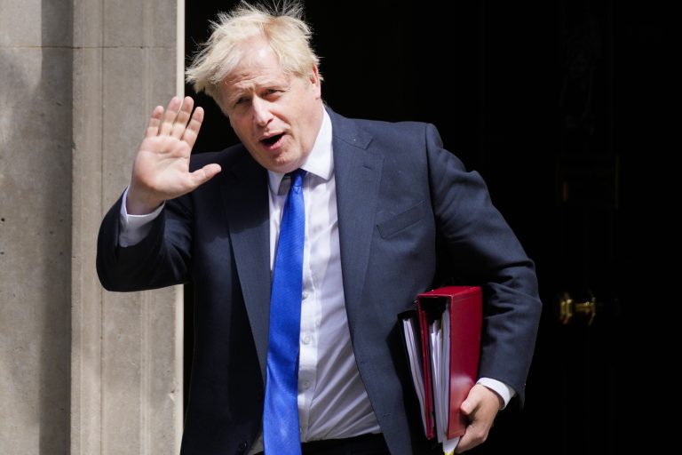 BBC: Boris Johnson lemond a pártelnöki posztról, őszig marad miniszterelnök