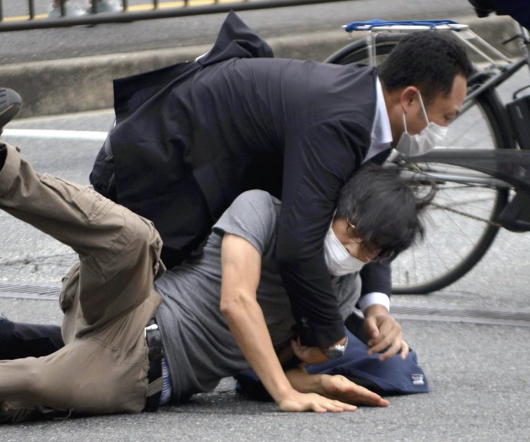 Vascsövekből készített fegyverrel ölték meg a volt japán miniszterelnököt