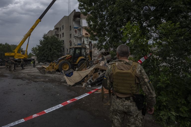 Már 29-en vesztették életüket a kelet-ukrajnai lakóházat érő rakétatámadás következtében