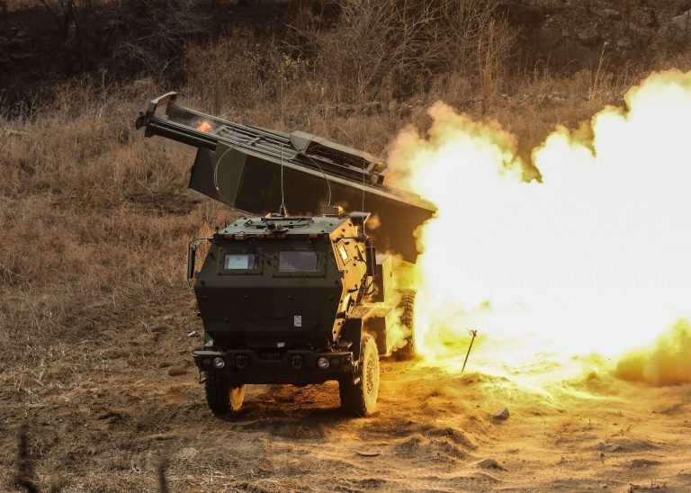 Látványos videón, ahogy az ukránok által indított HIMARS megsemmisíti az orosz fegyverraktárat