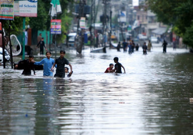 Pakisztán legnagyobb városát jóformán megbénította a monszuneső