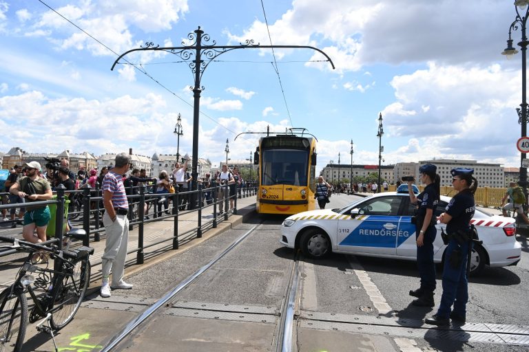 Vasárnap is lezárták a Margit hidat a tüntetők