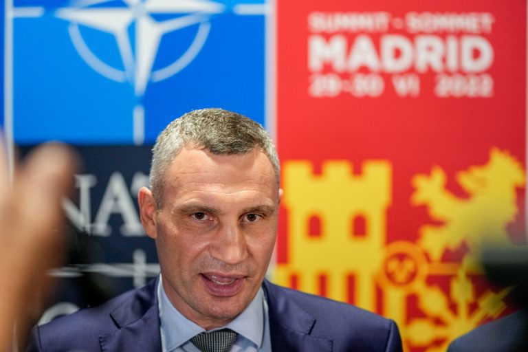 Napi szürreál: a Gazprom leányvállalata pénzeli a nyugati politikusokat megtévesztő orosz Klicsko-imitátorokat, akiknek Karácsony is bedőlt