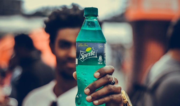 Megváltozik a Sprite ikonikus zöld csomagolása, de a környezetvédők szerint ez nem elég