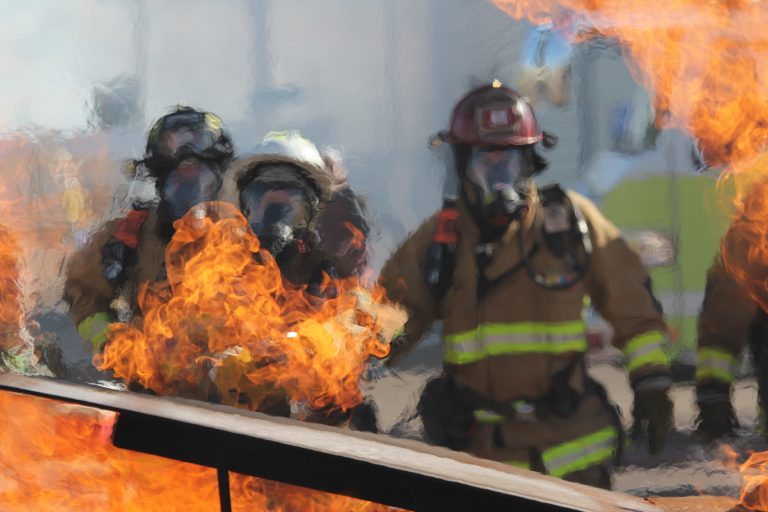 Több mint 100 tűzoltó oltja a lángokat Kiskunhalason