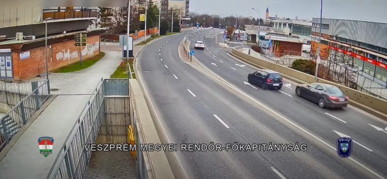 Konfliktusba keveredtek vezetés közben, az agresszív sofőr büntetőfékezett (videó)