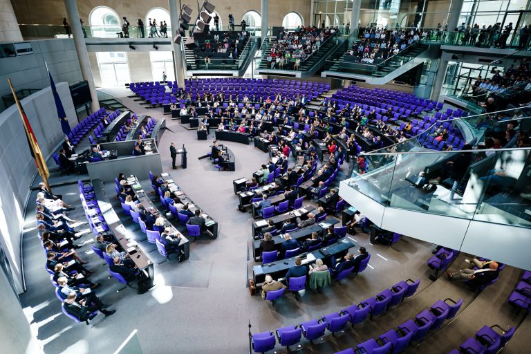 A német elit képmutatása: a háztartások spóroljanak, a Bundestag pazarolhat a szünetben is