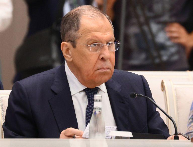 Lavrov kiborult és „ruszofóbnak” minősítette Lettországot, amiért az összes oroszt kitiltanák az országból