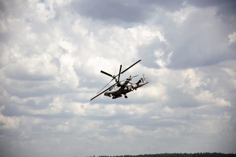 Videón a pillanat, amikor az ukrán erők kilövik az oroszok méregdrága harci helikopterét