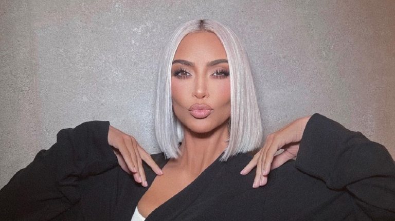 Kim Kardashian vizes pólóban és bugyiban jön feléd