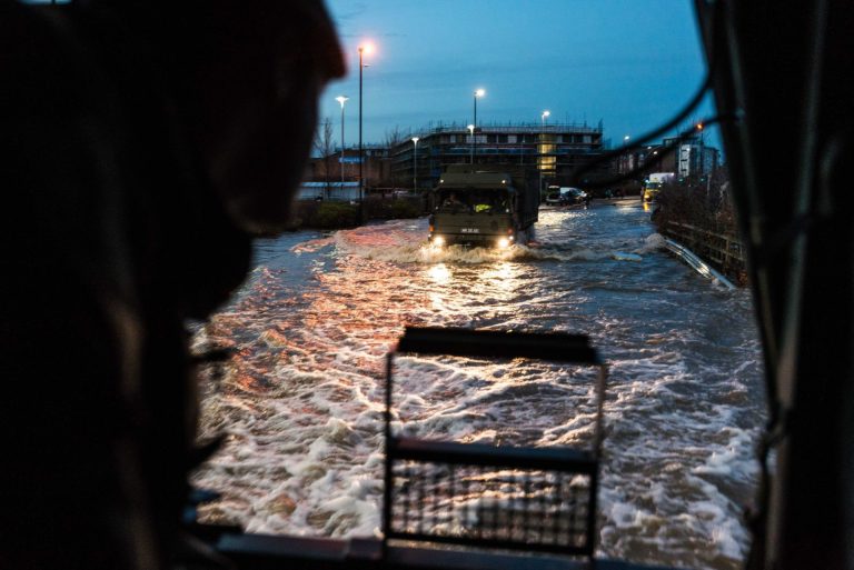 A briteket figyelmeztették, pakolják össze értékeiket a várható áradások miatt (videók)
