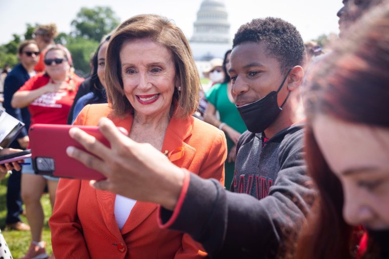 A kínai lapok már arról írnak, hogy a kínai harci repülők „elfoghatják Nancy Pelosi gépét”