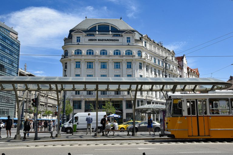 Kővel dobálták meg a 41-es villamost, a villamosvezető kórházba került