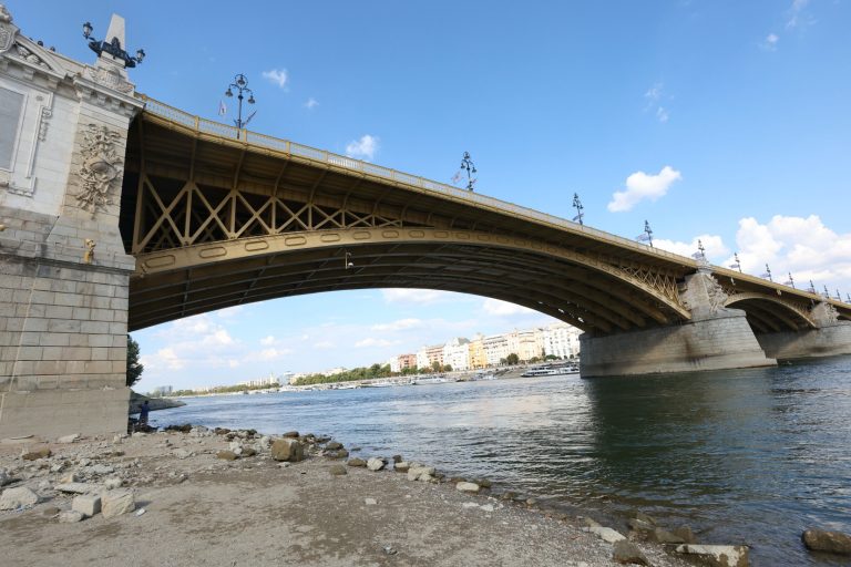 A Margit hídról leugorva akart öngyilkos lenni egy részeg nő