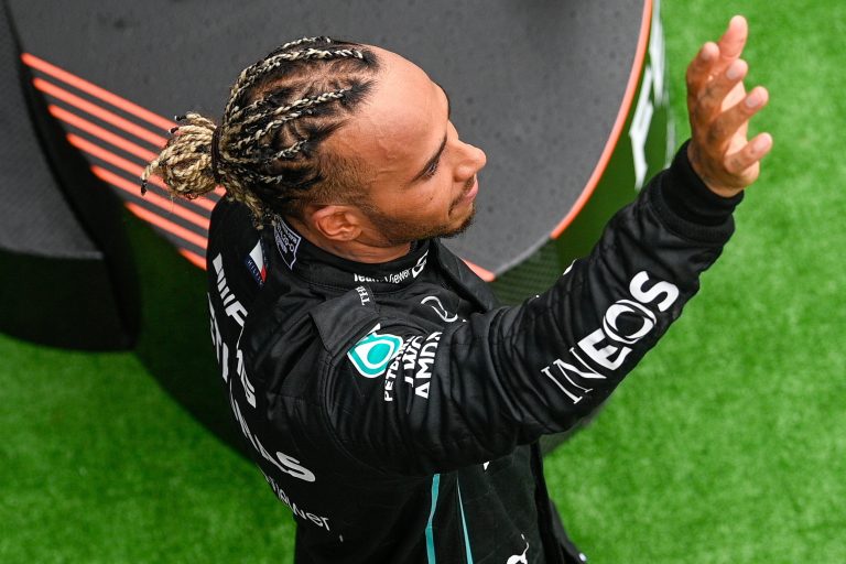 Lewis Hamilton teljesen pinkbe öltözött