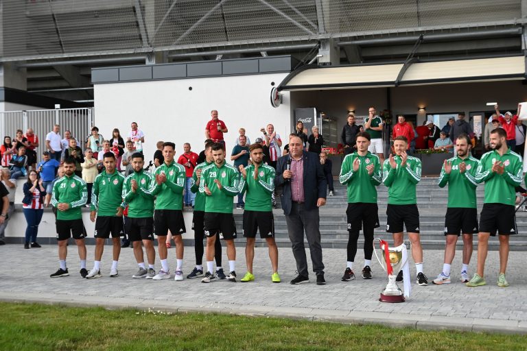 Magyarokat gyalázó rigmusok miatt büntettek egy kolozsvári futballklubot