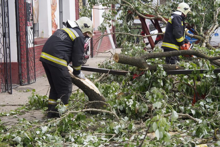 Már munkában vannak a tűzoltók a viharkárok miatt országszerte