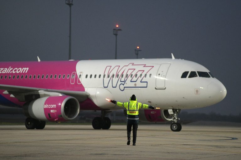 Hihetetlen, szinte a turisták feje fölött repült el a Wizz Air egyik járata (videó)