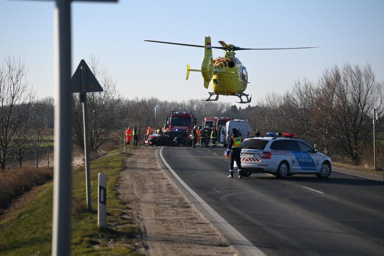 Lezárták a 6-os főutat, motor és teherautó ütközött a XXII. kerületben