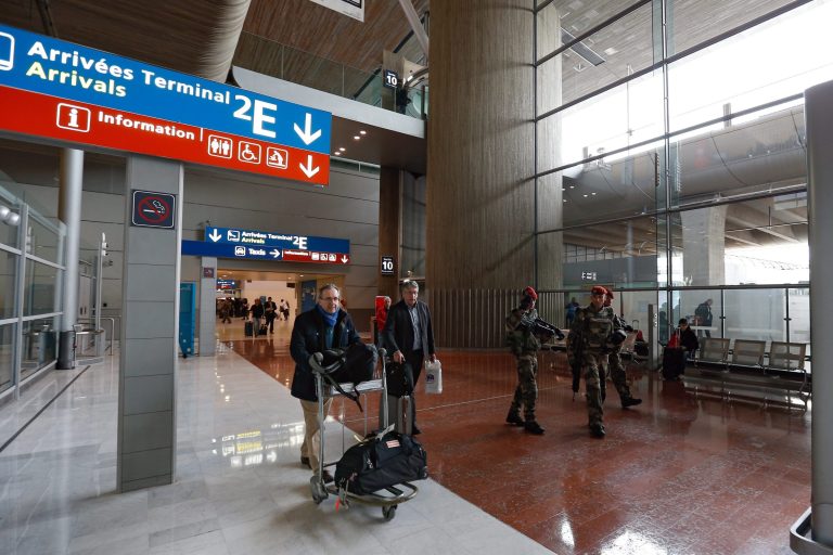 Késes férfi fenyegette a rendőröket a párizsi Charles de Gaulle reptéren