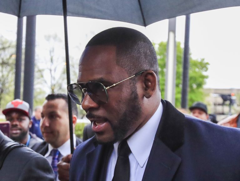 R. Kelly keresztlánya arról tanúskodott, „több százszor” szexelt az énekessel