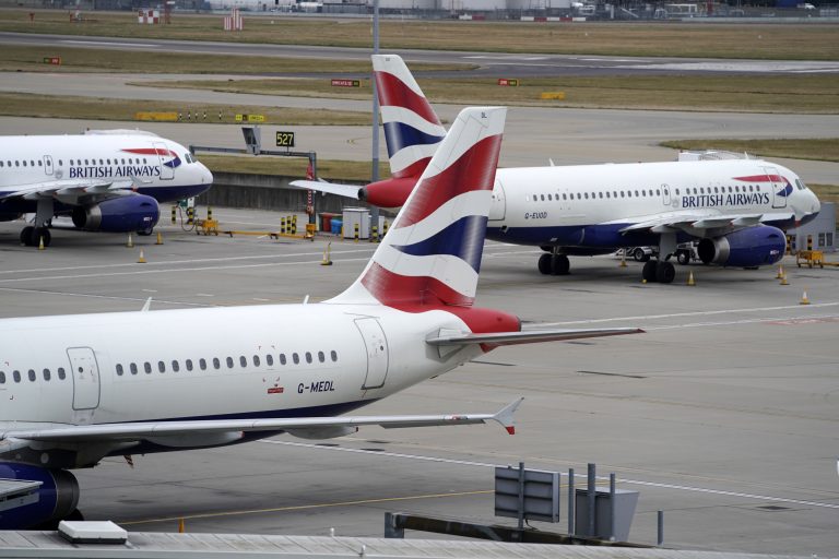 Több ezer közelgő járatát törölte a British Airways, az utasok nem örülnek