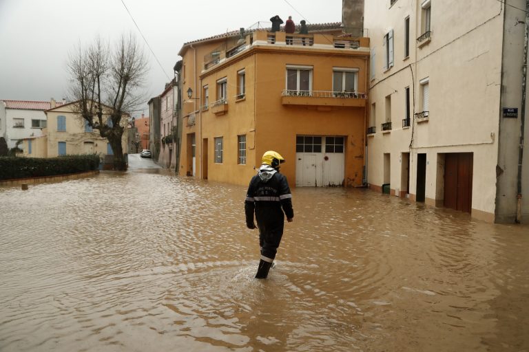 Heves esőzések és villámárvizek sújtják Párizst, a tömegközlekedés is akadozik