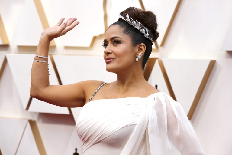 Salma Hayek szexin megvillanó klasszis dekoltázsa a nap kedvence