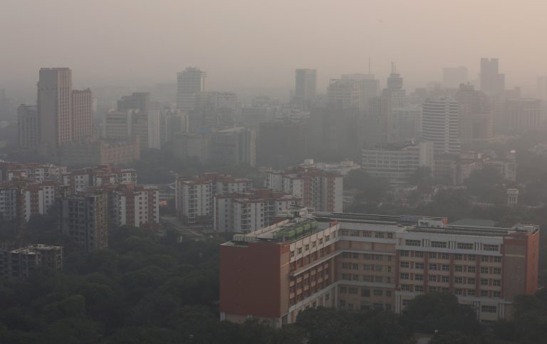 Videó: illegálisan építettek felhőkarcolókat Új-Delhiben, lerombolták őket