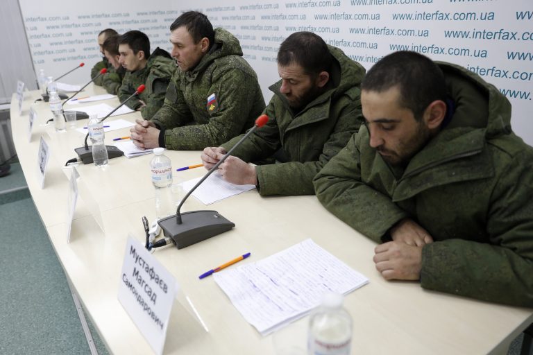 Orosz védelmi miniszter: az ukrán fogságból visszatért katonák sokat szenvedtek