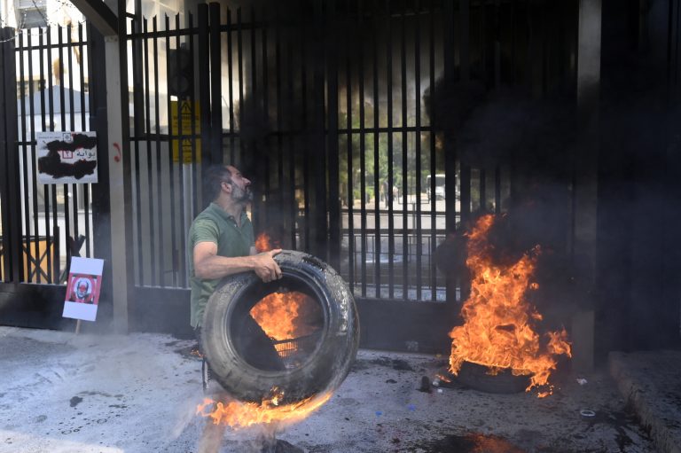 Túszokat ejtett egy fegyveres egy bejrúti bankban, hogy felvehesse megtakarításait