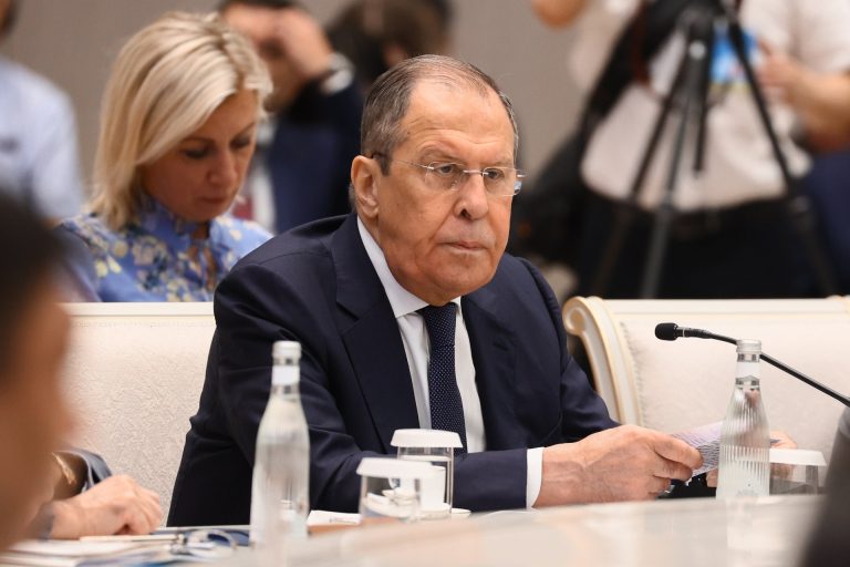 Lavrov: Oroszország csak magára számíthat