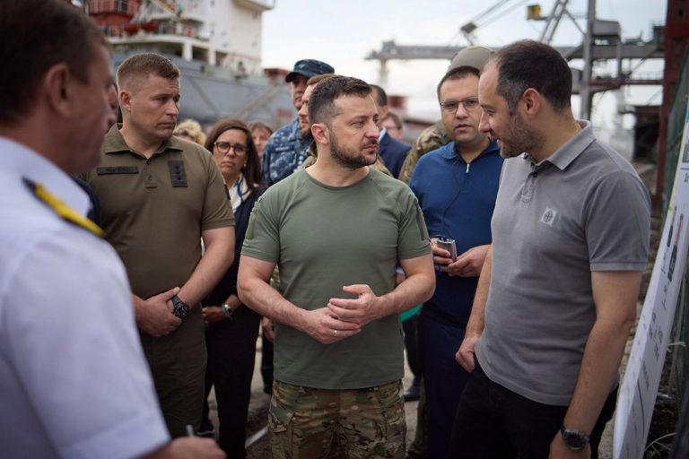 Zelenszkij nem tud teljesen megbízni az oroszokban, hiába indultak meg a gabonaszállítmányok