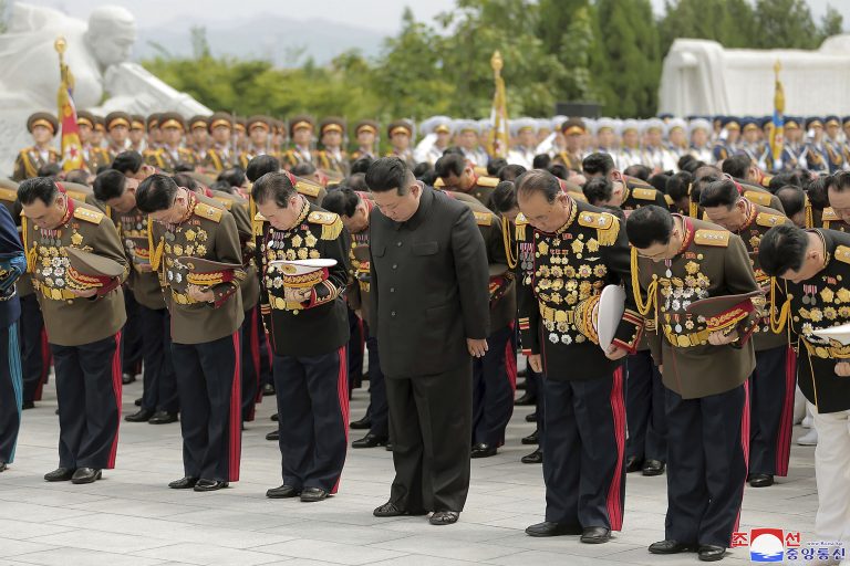 Elemző: Kim Dzsongun százezer katonát ajánlott fel Vlagyimir Putyinnak a háborúra