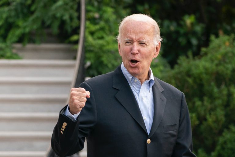 Videó: még mindig nincs jóban a kézfogásokkal Joe Biden