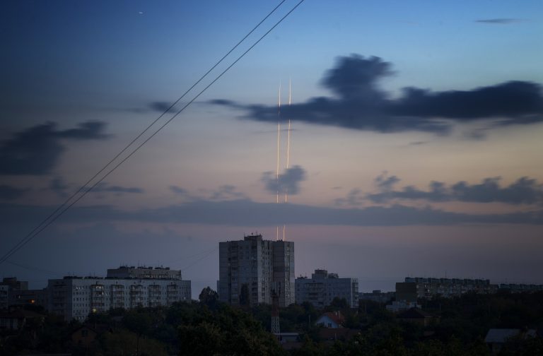 Újabb egységeket sorakoztatott fel az orosz hadsereg az ukrán határhoz