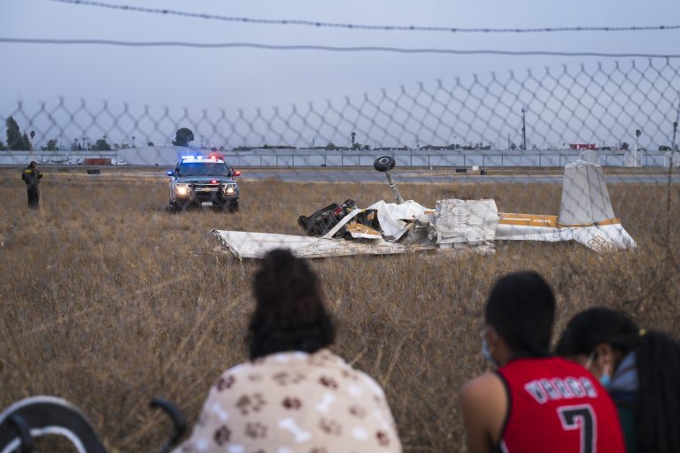 Két repülőgép összeütközött egy reptér felett Kaliforniában, többen meghaltak (videó)