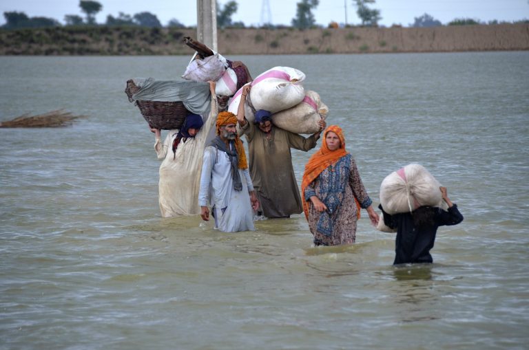 Több mint 1000 ember életét követelték a pusztító áradások Pakisztánban (videók)
