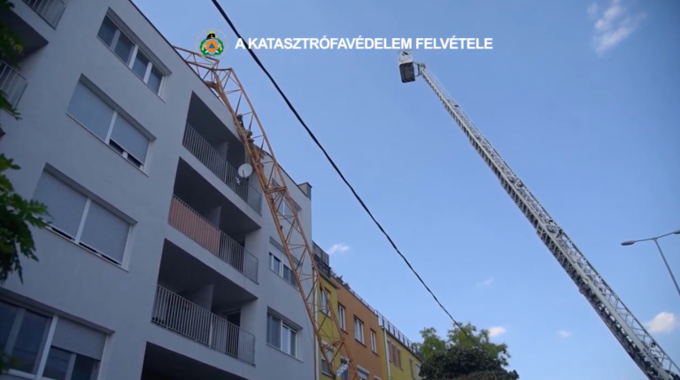 Videó: toronydaru dőlt rá egy társasházra a XIII. kerületben