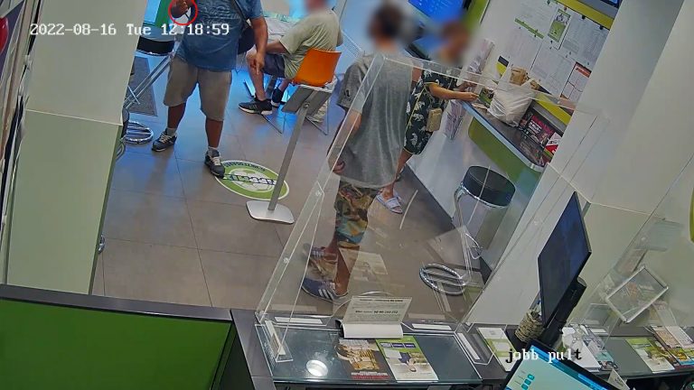 Késsel támadott egy férfi egy budapesti lottózóban (videó)