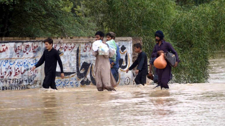 Rendkívüli mentőakció Pakisztánban: ágykerettel mentettek ki egy kisfiút az áradások közepette (videó)