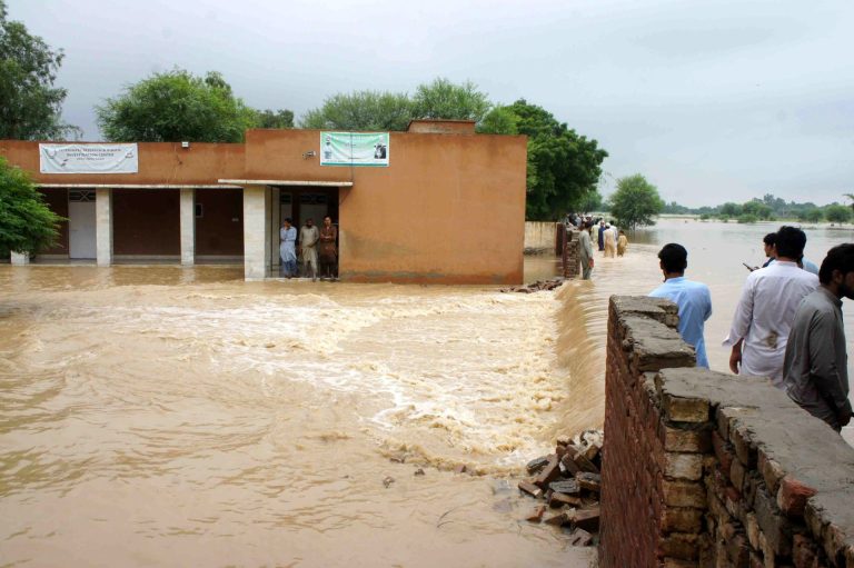 Pakisztáni áradások: a kormány nemzetközi segítségért folyamodott a pusztító monszun miatt