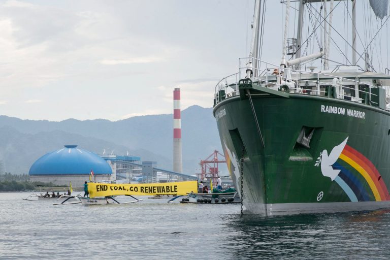 A Greenpeace gigantikus sziklatömböket dobálna a vízbe, hogy megóvja a védett cornwalli tengeri területet