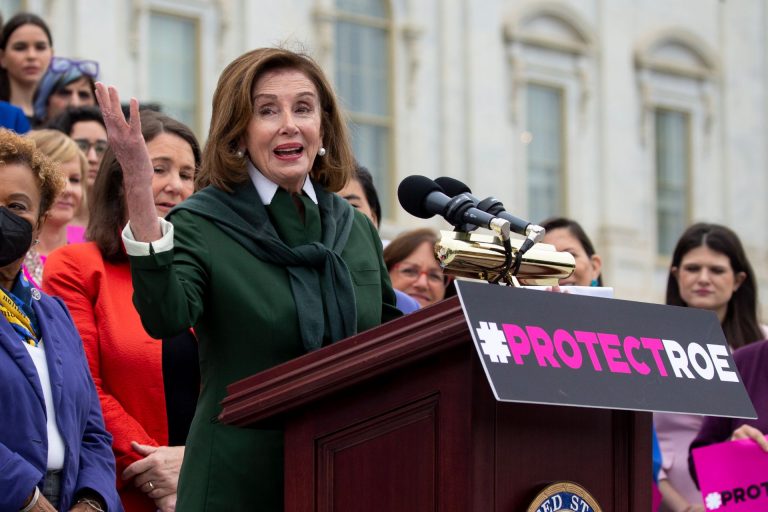 Nancy Pelosi gépe leszállt Tajvanon, a kínai légierő Szu-35-ös repülőket küldött a Tajvani-szoroshoz