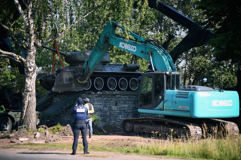 Észtország eltávolított egy szovjet korabeli II. világháborús emlékművet az orosz határ mellett fekvő Narva városából