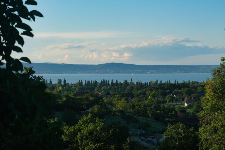 Nagyon vinnék a balatoni és a velencei-tavi nyaralókat