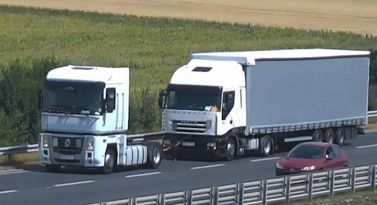 Így ne vontassunk kamiont – hajmeresztő jelenet az M7-esről (videóval)