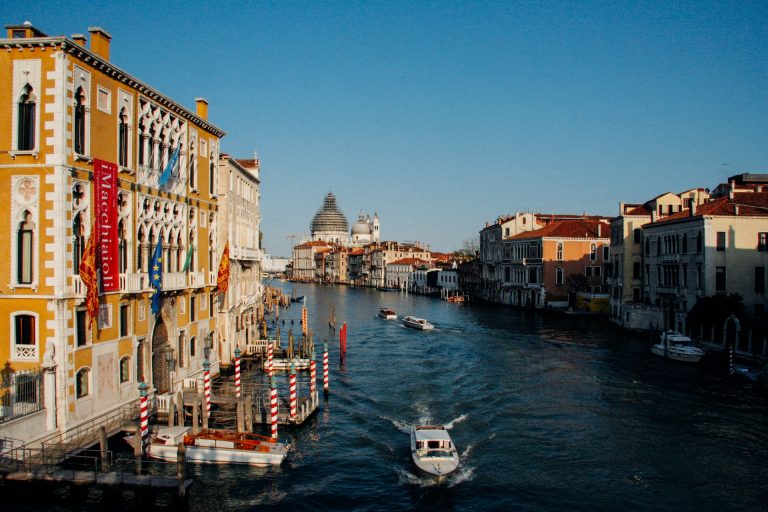 Két turistát tartóztattak le, akik a velencei Canal Grandén szörföztek